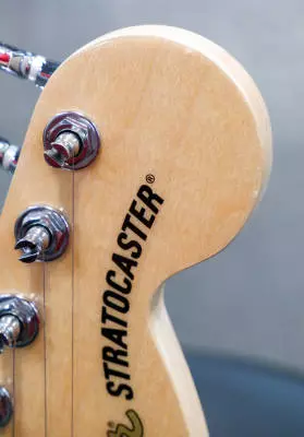 Squier - Affinity Series Stratocaster Junior HSS, Laurel Fingerboard - 3-Color Sunburst 2